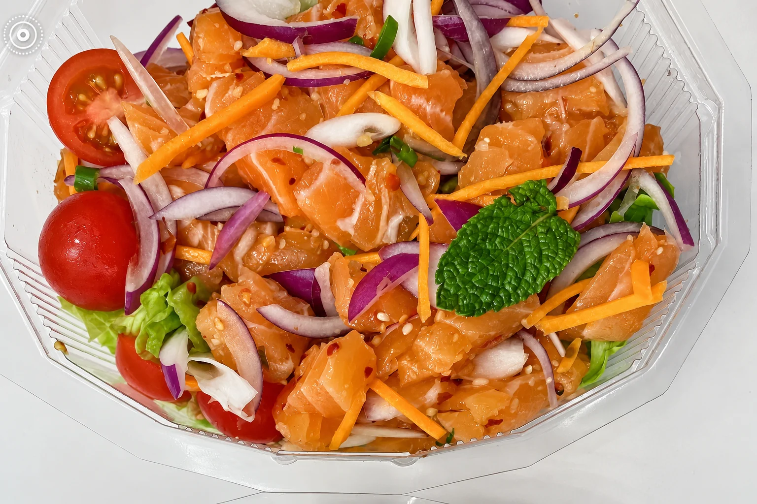 Salade de saumons à la citronnelle dans une boîte transparente