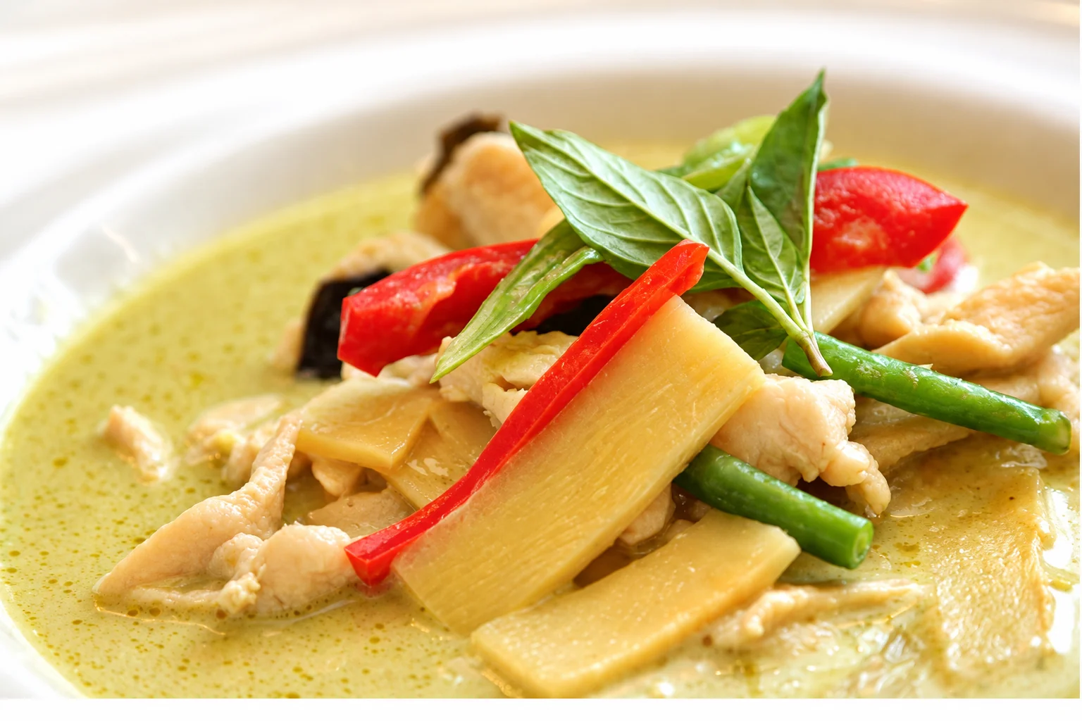 Curry dans une assiette blanche