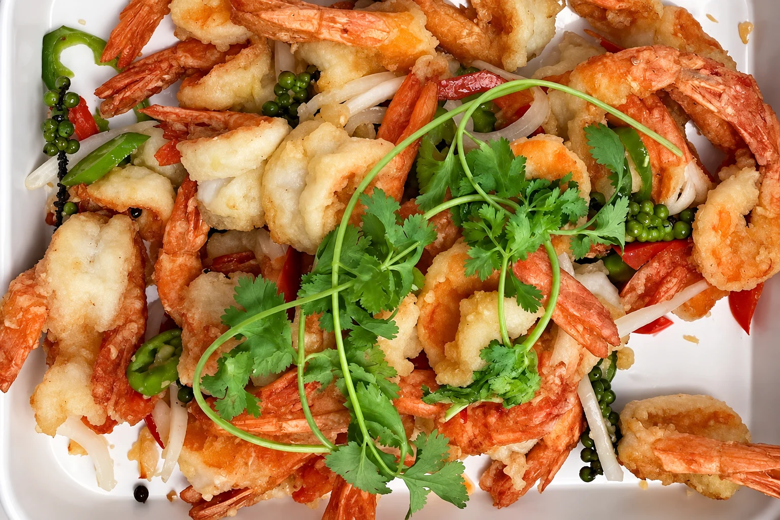 Crevettes dans une boîte blanche