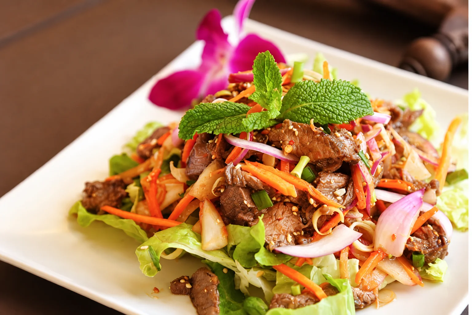 Salade dans une assiette blanche
