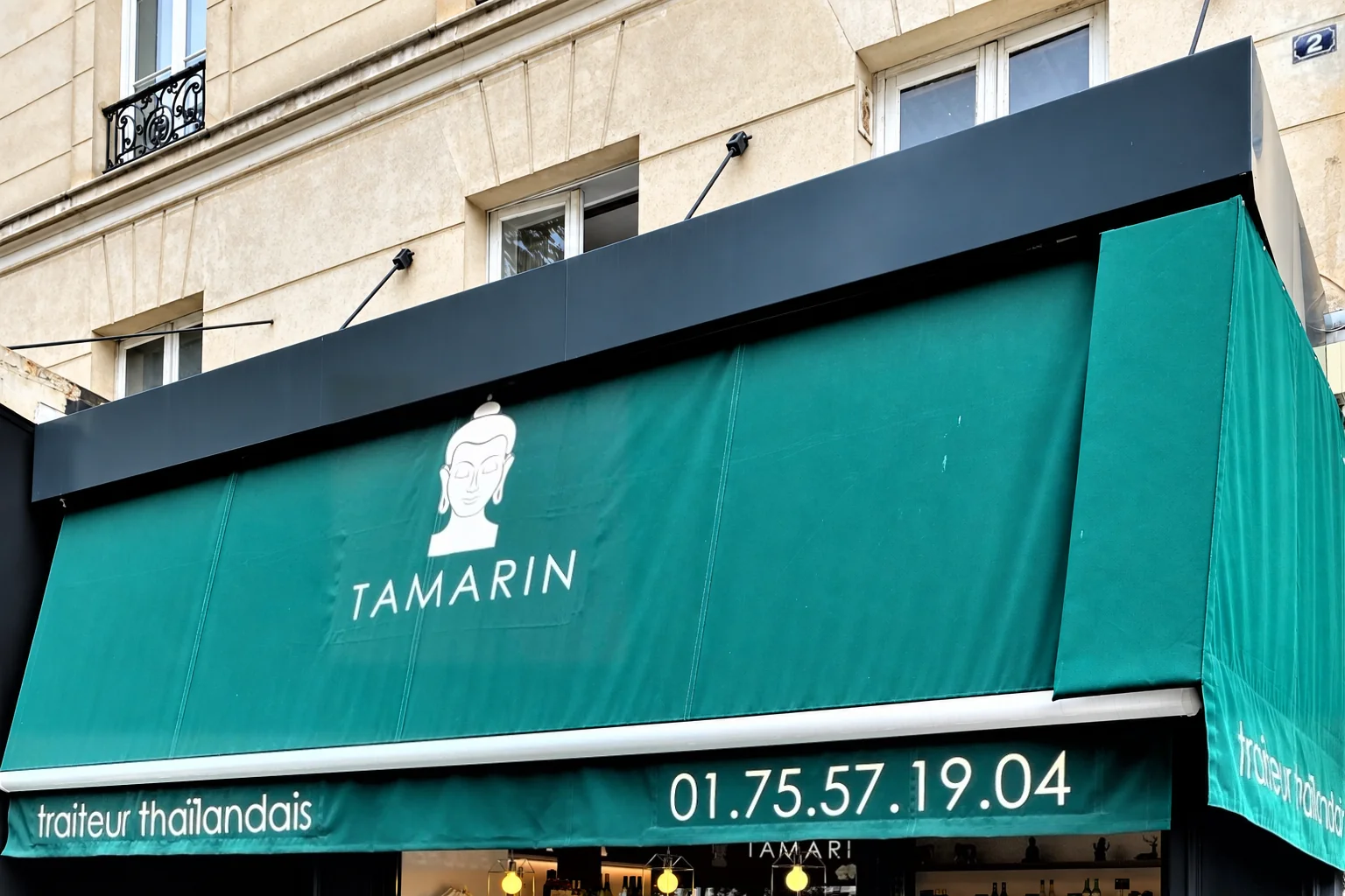 Devanture TAMARIN avec un store vert